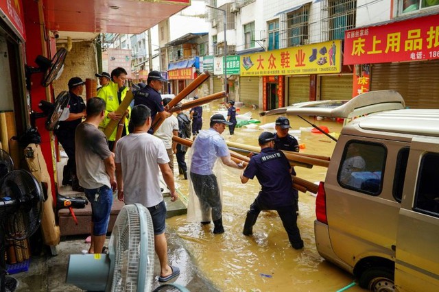 Over 80,000 people flee severe flooding in southwest China - Ảnh 3. Over 80,000 people flee severe flooding in southwest China - Ảnh 3.