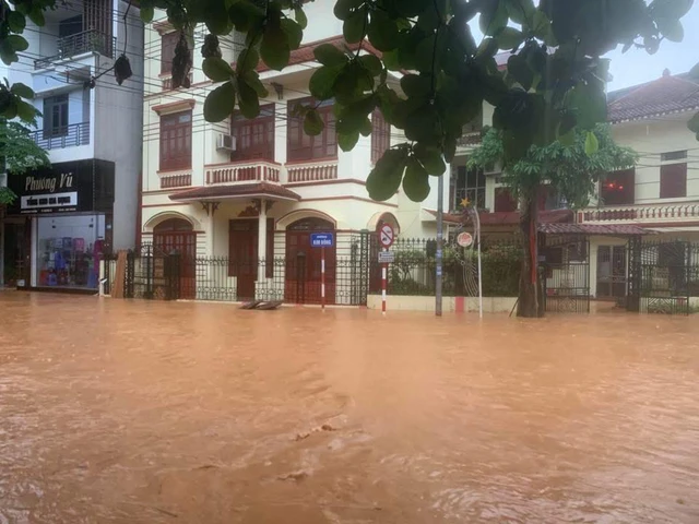 Heavy rain floods northern Vietnam, prompts Hanoi alert - Ảnh 1. Heavy rain floods northern Vietnam, prompts Hanoi alert - Ảnh 1.