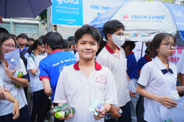 Thí sinh hào hứng với đề văn kỳ thi tốt nghiệp THPT 2025 - Ảnh 4.