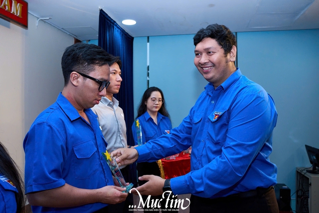3 phóng viên Khối ấn phẩm Khăn Quàng Đỏ được tuyên dương Giải thưởng Ngòi bút trẻ năm 2025- Ảnh 5.