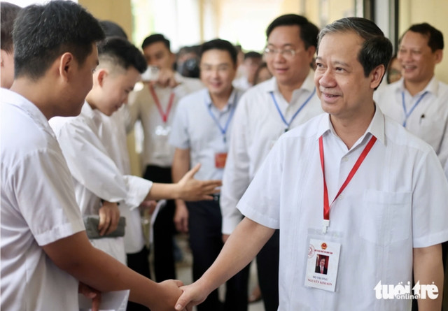 Sáng nay 26-6, hơn 1,15 triệu thí sinh làm bài thi môn ngữ văn - Ảnh 2.