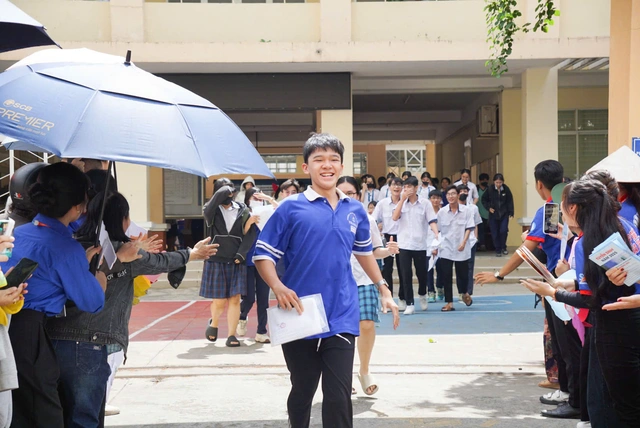 Thí sinh hào hứng với đề văn kỳ thi tốt nghiệp THPT 2025 - Ảnh 1.