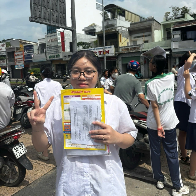 Thí sinh hào hứng với đề văn kỳ thi tốt nghiệp THPT 2025 - Ảnh 3.