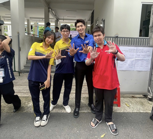 Diễn viên Quốc Anh tiếp sức sĩ tử tại điểm thi Trường THPT Bùi Thị Xuân - Ảnh 1.