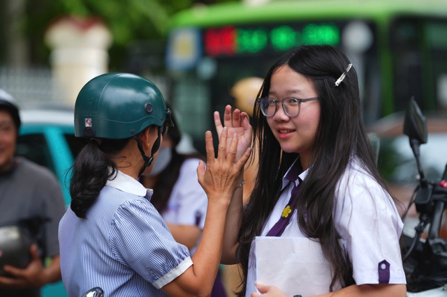 Bài giải gợi ý môn toán kỳ thi tốt nghiệp THPT năm 2025 - Ảnh 1.