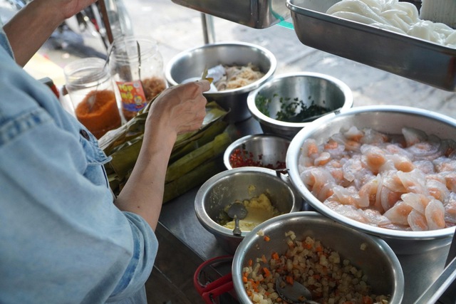 Điểm hẹn food tour hẻm cho teen mê món ngon giá mềm tại khu Xóm Chiếu - Ảnh 1.