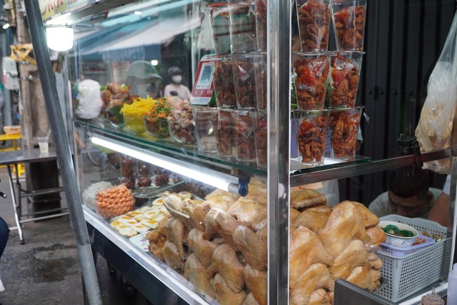 Điểm hẹn food tour hẻm cho teen mê món ngon giá mềm tại khu Xóm Chiếu - Ảnh 12.