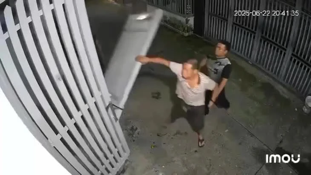 Man arrested after tearing down neighbor’s gate over karaoke noise complaint in Ho Chi Minh City- Ảnh 1. Man arrested after tearing down neighbor’s gate over karaoke noise complaint in Ho Chi Minh City- Ảnh 1.