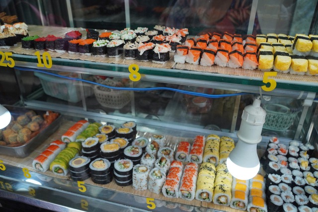 Điểm hẹn food tour hẻm cho teen mê món ngon giá mềm tại khu Xóm Chiếu - Ảnh 3.
