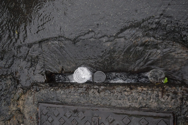 Large drains become trash traps during rainy season in Ho Chi Minh City- Ảnh 2. Large drains become trash traps during rainy season in Ho Chi Minh City- Ảnh 2.