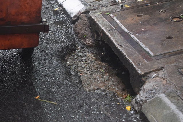 Large drains become trash traps during rainy season in Ho Chi Minh City- Ảnh 3. Large drains become trash traps during rainy season in Ho Chi Minh City- Ảnh 3.