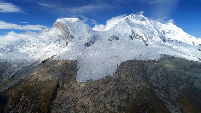 Japanese woman rescued alive on Peru's highest peak - Ảnh 1.