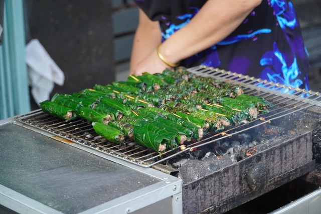 Điểm hẹn food tour hẻm cho teen mê món ngon giá mềm tại khu Xóm Chiếu - Ảnh 8.