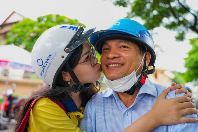 Teen 2k7 cười tươi rói sau khi hoàn thành kỳ thi tốt nghiệp THPT năm 2025 - Ảnh 1.