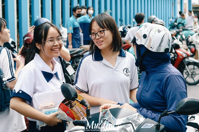 Teen 2k7 cười tươi rói sau khi hoàn thành kỳ thi tốt nghiệp THPT năm 2025 - Ảnh 5.