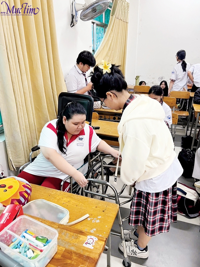 Nữ sinh Trường THPT Nguyễn Hữu Thọ tình nguyện làm đôi chân, giúp bạn thân đến lớp - Ảnh 3.