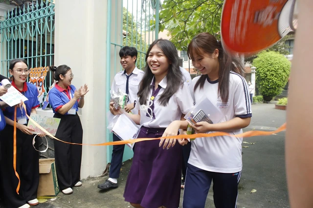Teen 2k7 cười tươi rói sau khi hoàn thành kỳ thi tốt nghiệp THPT năm 2025 - Ảnh 2.