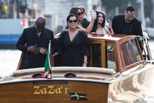 Celebrities converge on Venice for Bezos-Sanchez wedding gala - Ảnh 2.