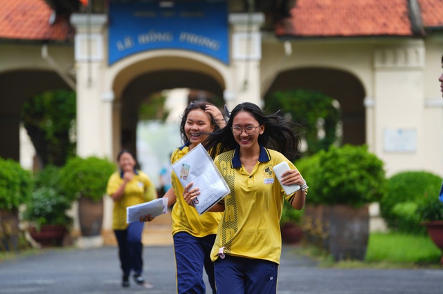 Teen 2k7 cười tươi rói sau khi hoàn thành kỳ thi tốt nghiệp THPT năm 2025 - Ảnh 3.