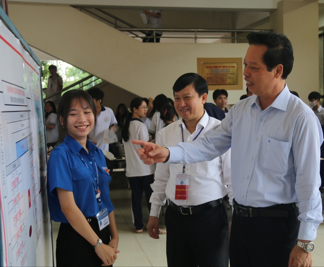 Tiền Giang: thí sinh thi tốt nghiệp THPT quên đem máy tính, cảnh sát giao thông chở về lấy - Ảnh 6.