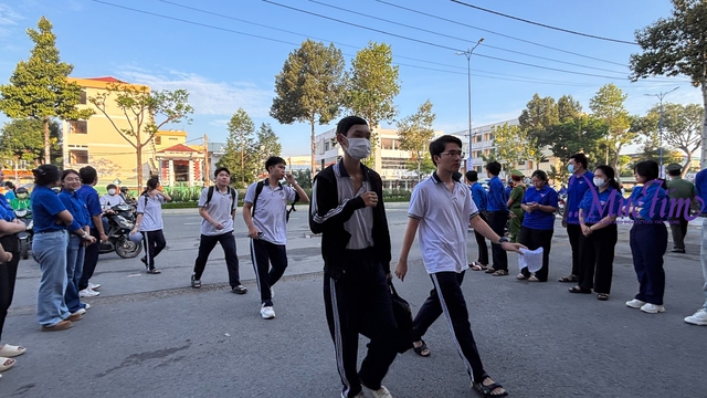 Tiền Giang: thí sinh thi tốt nghiệp THPT quên đem máy tính, cảnh sát giao thông chở về lấy - Ảnh 5.