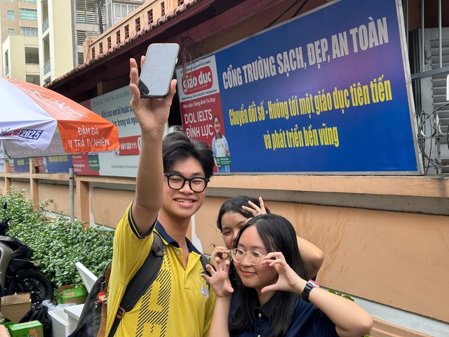 Teen 2k7 cười tươi rói sau khi hoàn thành kỳ thi tốt nghiệp THPT năm 2025 - Ảnh 4.