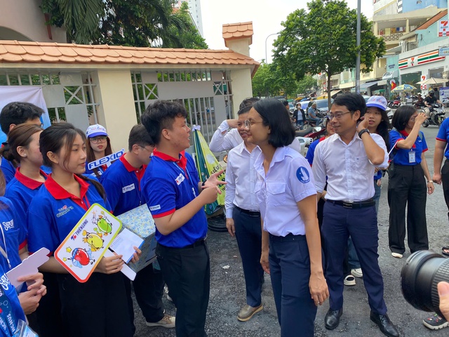 Khi sinh viên tiếp sức mùa thi được ‘tiếp sức’- Ảnh 1.
