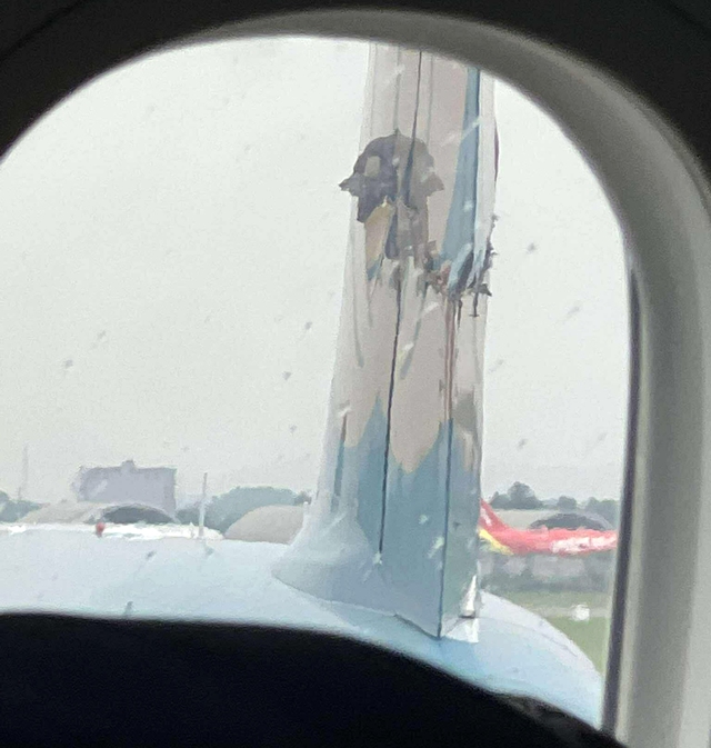 Two Vietnam Airlines jets collide on taxiway at Hanoi airport- Ảnh 2. Two Vietnam Airlines jets collide on taxiway at Hanoi airport- Ảnh 2.