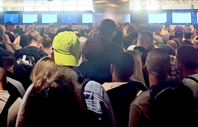 Vietnamese travelers stranded as flights delayed amid Middle East conflict - Ảnh 1.