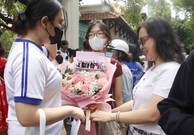 Teen 2k7 cười tươi rói sau khi hoàn thành kỳ thi tốt nghiệp THPT năm 2025 - Ảnh 8.