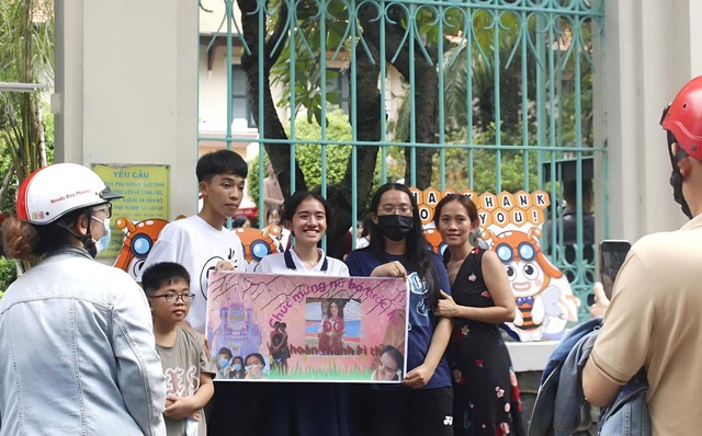 Teen 2k7 cười tươi rói sau khi hoàn thành kỳ thi tốt nghiệp THPT năm 2025 - Ảnh 9.