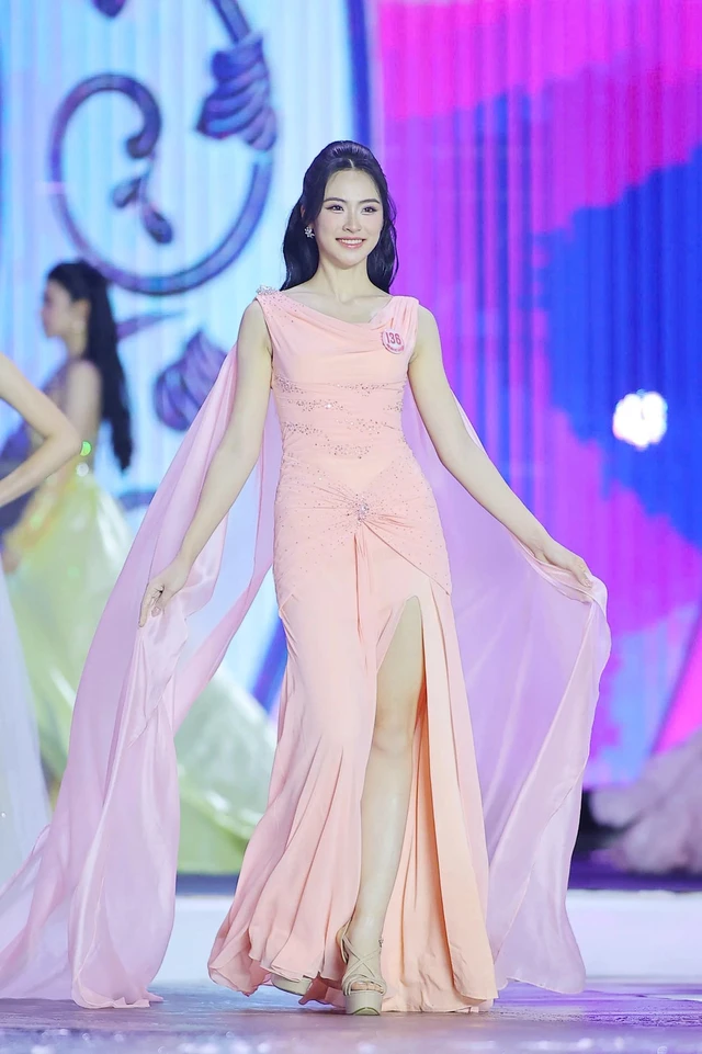 Phu Yen Province's beauty crowned new Miss Vietnam - Ảnh 8. Phu Yen Province's beauty crowned new Miss Vietnam - Ảnh 8.