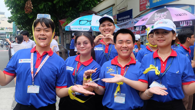 Từng được hỗ trợ, cô sinh viên hàng không trở lại trường tiếp sức cho 2k7 - Ảnh 1.