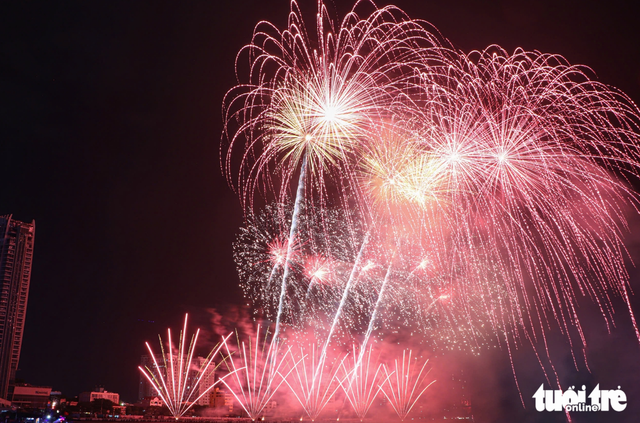 Spectators mesmerized by fireworks displays from South Korea, Italy in Da Nang
- Ảnh 1. Spectators mesmerized by fireworks displays from South Korea, Italy in Da Nang
- Ảnh 1.