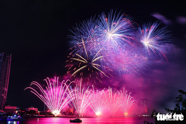 Spectators mesmerized by fireworks displays from South Korea, Italy in Da Nang
- Ảnh 2. Spectators mesmerized by fireworks displays from South Korea, Italy in Da Nang
- Ảnh 2.