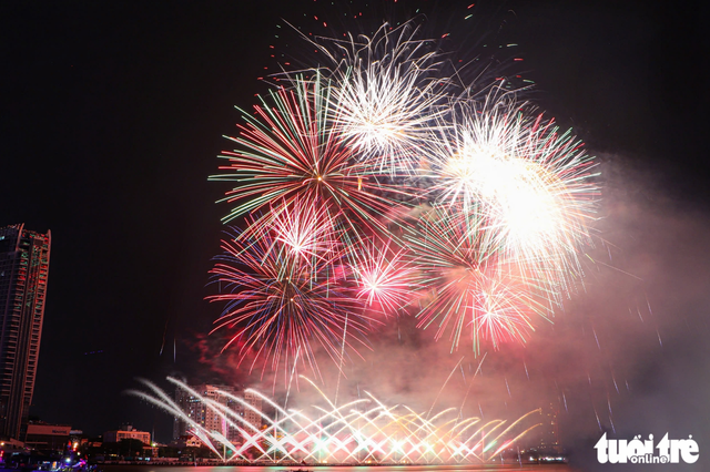 Spectators mesmerized by fireworks displays from South Korea, Italy in Da Nang
- Ảnh 3. Spectators mesmerized by fireworks displays from South Korea, Italy in Da Nang
- Ảnh 3.