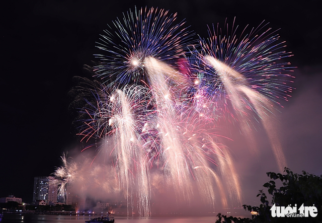 Spectators mesmerized by fireworks displays from South Korea, Italy in Da Nang
- Ảnh 4. Spectators mesmerized by fireworks displays from South Korea, Italy in Da Nang
- Ảnh 4.