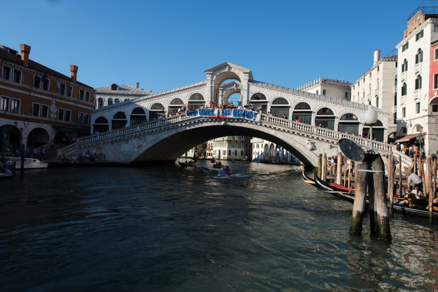 Venice protests target Bezos over mounting grievances
- Ảnh 1. Venice protests target Bezos over mounting grievances
- Ảnh 1.