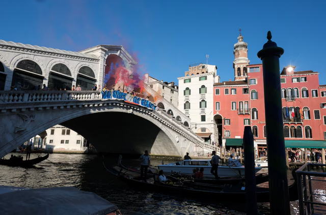 Venice protests target Bezos over mounting grievances
- Ảnh 2. Venice protests target Bezos over mounting grievances
- Ảnh 2.