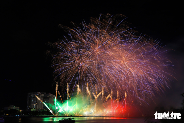 Spectators mesmerized by fireworks displays from South Korea, Italy in Da Nang
- Ảnh 5. Spectators mesmerized by fireworks displays from South Korea, Italy in Da Nang
- Ảnh 5.
