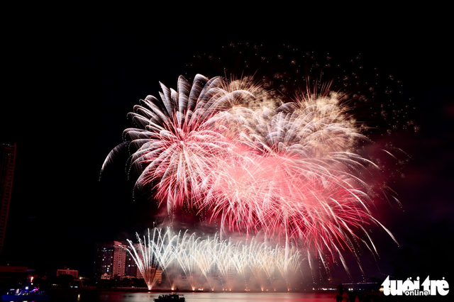 Spectators mesmerized by fireworks displays from South Korea, Italy in Da Nang
- Ảnh 6. Spectators mesmerized by fireworks displays from South Korea, Italy in Da Nang
- Ảnh 6.