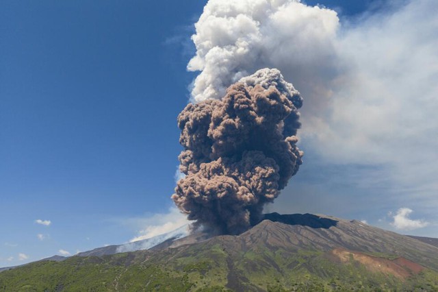 Italy's Mount Etna erupts, spewing ash, gas and rock - Ảnh 1. Italy's Mount Etna erupts, spewing ash, gas and rock - Ảnh 1.