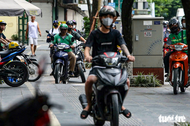 In Hanoi, over $3,830 in sidewalk-riding fines issued in one hour
- Ảnh 2. In Hanoi, over $3,830 in sidewalk-riding fines issued in one hour
- Ảnh 2.