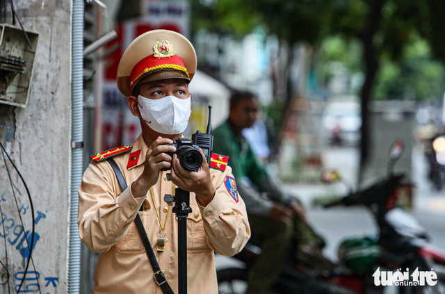In Hanoi, over $3,830 in sidewalk-riding fines issued in one hour
- Ảnh 3. In Hanoi, over $3,830 in sidewalk-riding fines issued in one hour
- Ảnh 3.