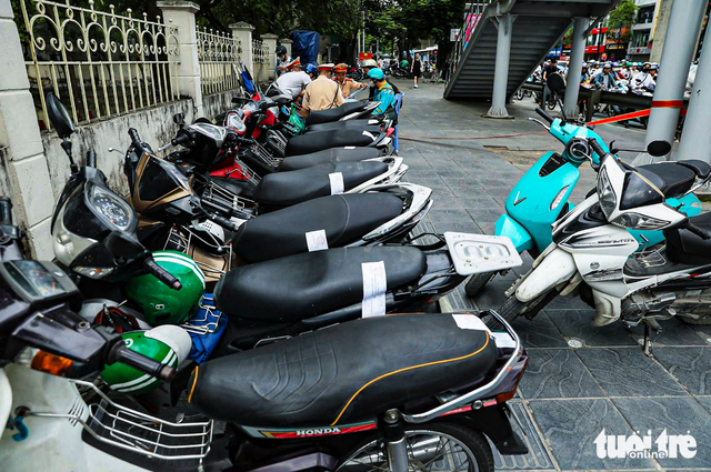 In Hanoi, over $3,830 in sidewalk-riding fines issued in one hour
- Ảnh 4. In Hanoi, over $3,830 in sidewalk-riding fines issued in one hour
- Ảnh 4.