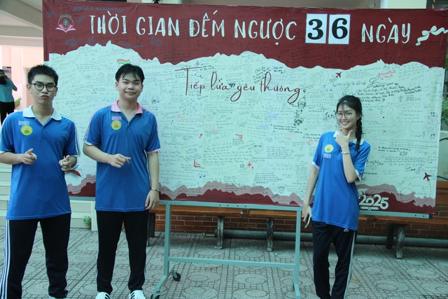 Có gì trên tấm bảng đếm ngược của Trường THPT Nguyễn Hiền?- Ảnh 1.