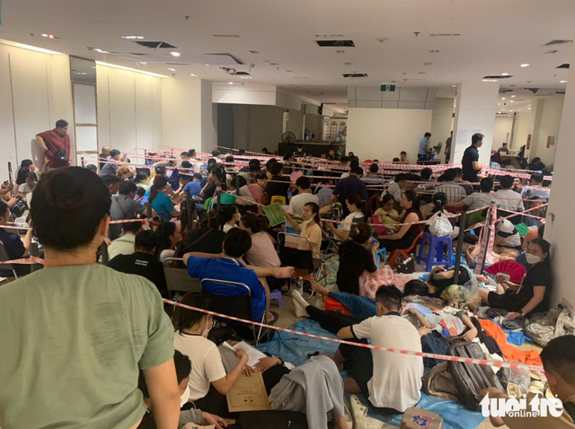 Chaos erupts overnight as hundreds flock to buy social housing in Da Nang
- Ảnh 1. Chaos erupts overnight as hundreds flock to buy social housing in Da Nang
- Ảnh 1.