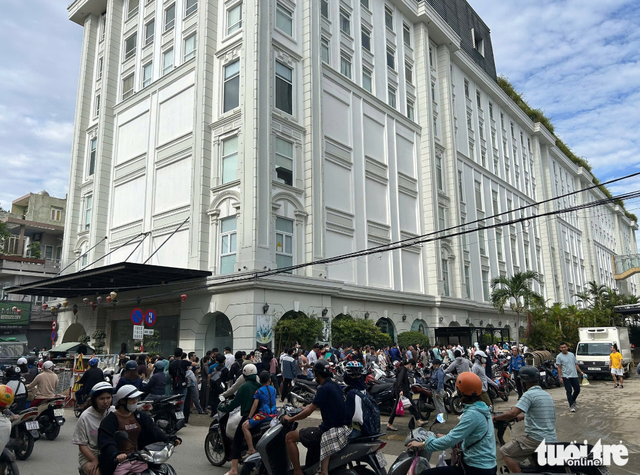 Chaos erupts overnight as hundreds flock to buy social housing in Da Nang
- Ảnh 3. Chaos erupts overnight as hundreds flock to buy social housing in Da Nang
- Ảnh 3.