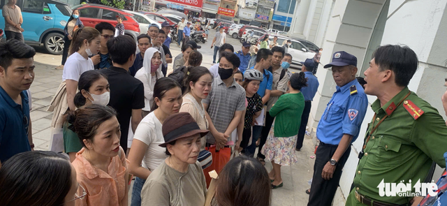 Chaos erupts overnight as hundreds flock to buy social housing in Da Nang
- Ảnh 4. Chaos erupts overnight as hundreds flock to buy social housing in Da Nang
- Ảnh 4.