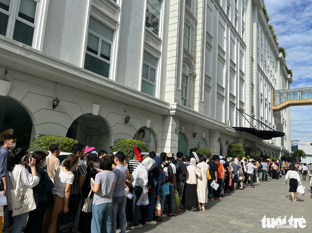 Chaos erupts overnight as hundreds flock to buy social housing in Da Nang
- Ảnh 5. Chaos erupts overnight as hundreds flock to buy social housing in Da Nang
- Ảnh 5.